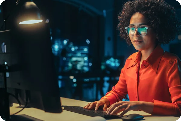 MSP Mitarbeiterin arbeitet am PC